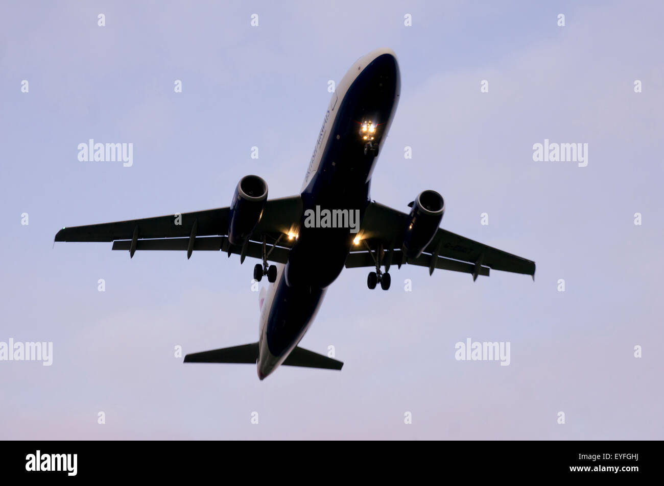 Approche d'avion Airbus A321-200 Airbus Heathrow. Banque D'Images