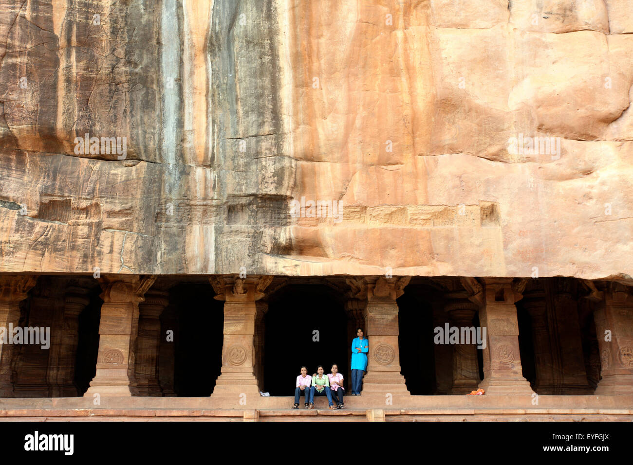 Les touristes locaux au cinquième siècle temples de caverne ; Badami, Karnataka, Inde Banque D'Images