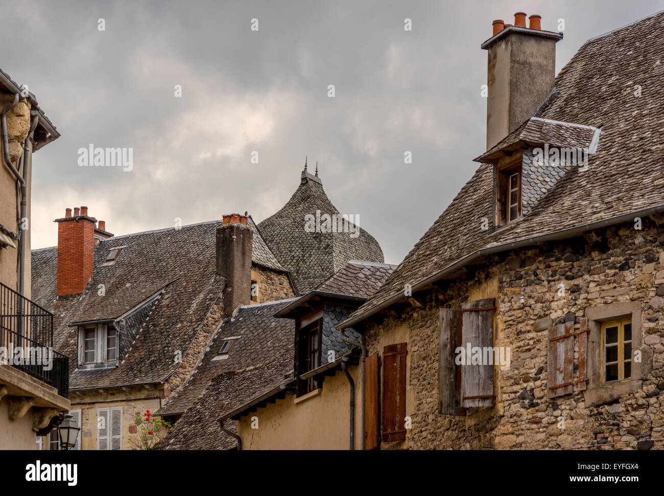 Toits dans la petite ville médiévale de saint-come-d'Olt, france Banque D'Images