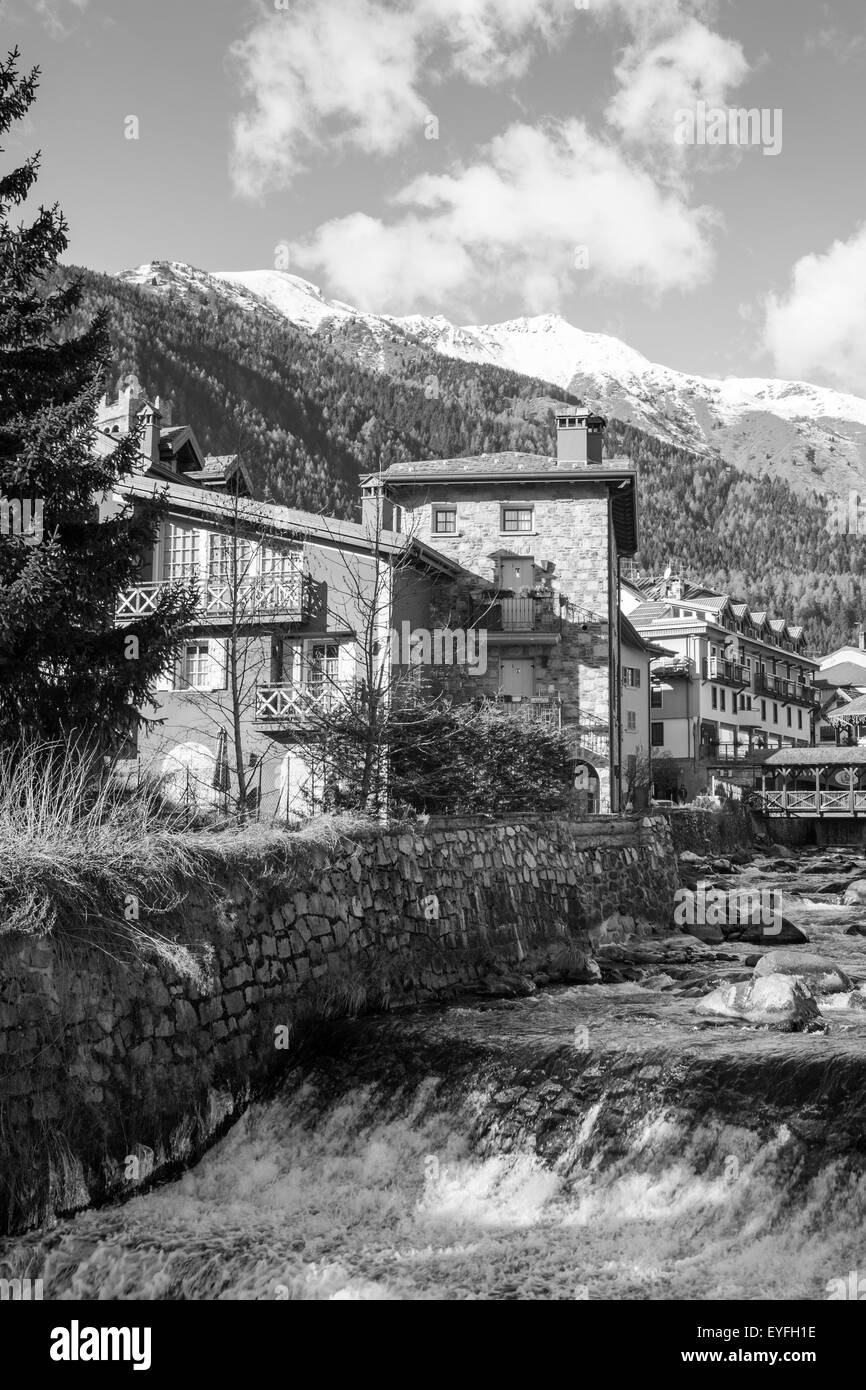 Printemps dans un ruisseau de montagne village de Alpes italiennes. Banque D'Images