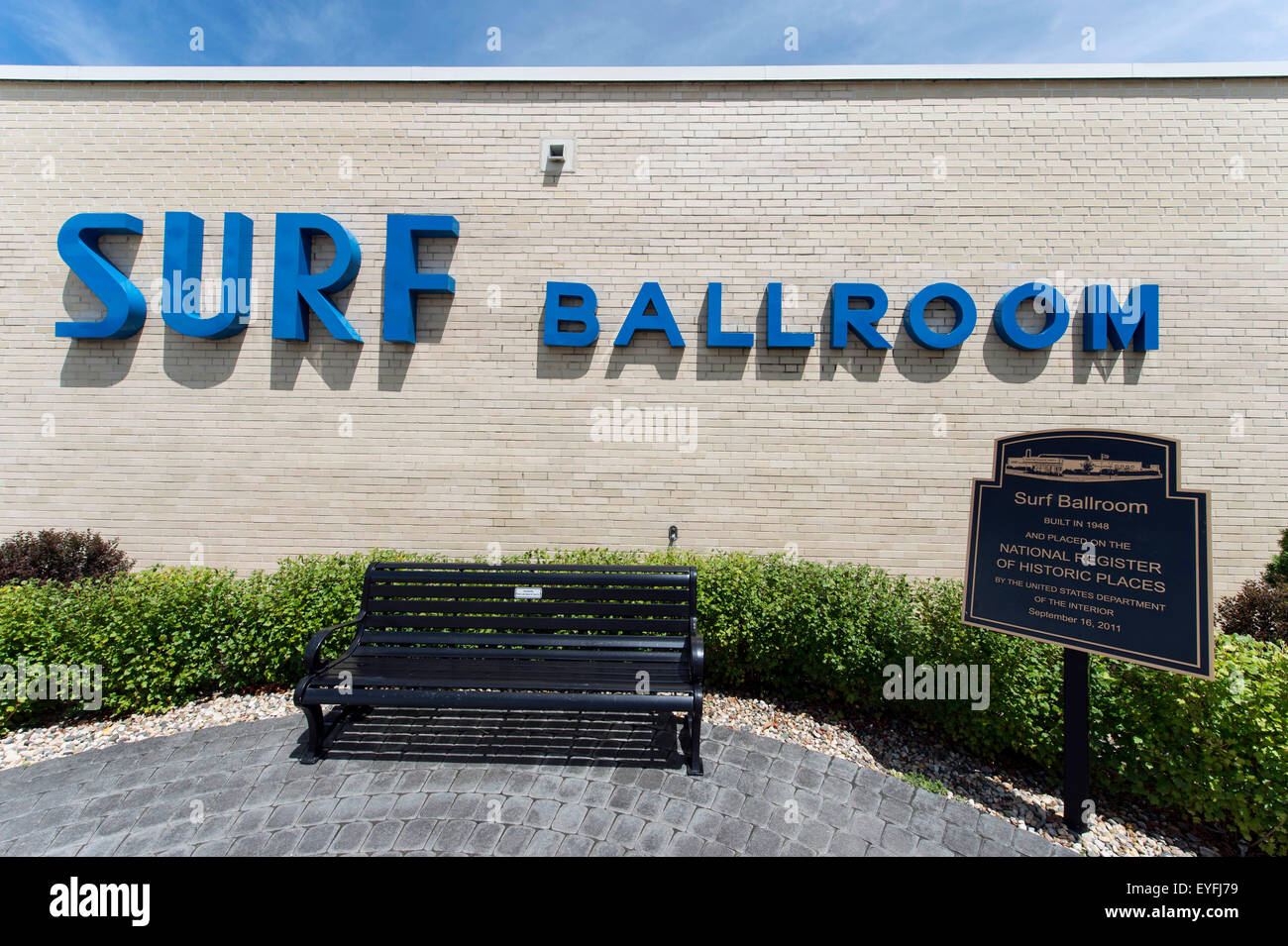 Clear Lake, Iowa, États-Unis. 28 juillet, 2015. Le Surf Ballroom a été le lieu du dernier concert à l'hiver 1959 Dance Party tournée avant l'accident d'avion le 3 février qui a coûté la vie de musiciens Buddy Holly, RITCHIE VALENS et J.P. ''THE BIG BOPPER'' RICHARDSON. Le Surf, dans l'entreprise à son emplacement actuel depuis 1948, a été soigneusement maintenu comme l'une des dernières salles de bal dans le midwest. © Brian Cahn/ZUMA/Alamy Fil Live News Banque D'Images