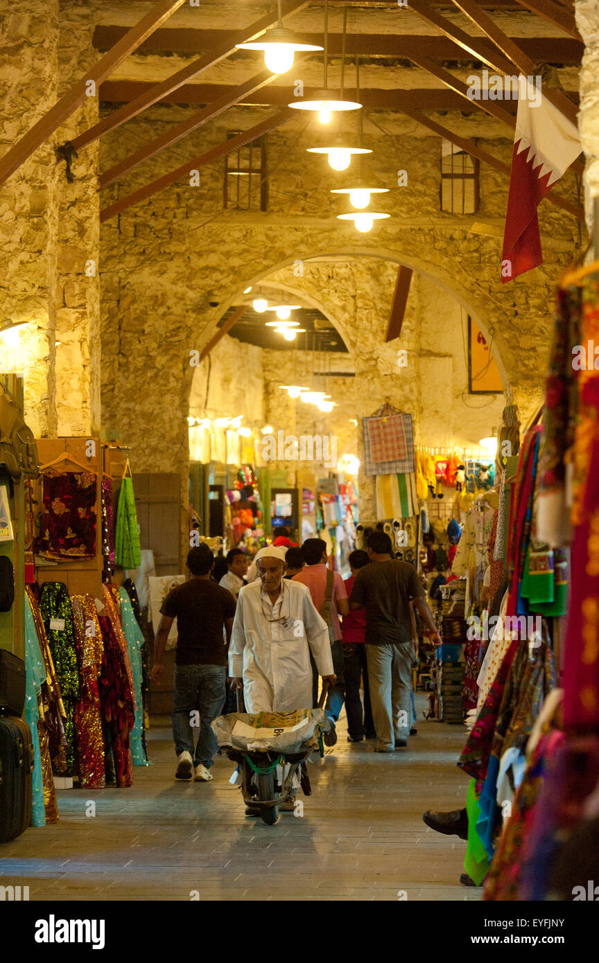 Porter avec brouette dans le Souk de Wafi, Doha, Qatar Banque D'Images