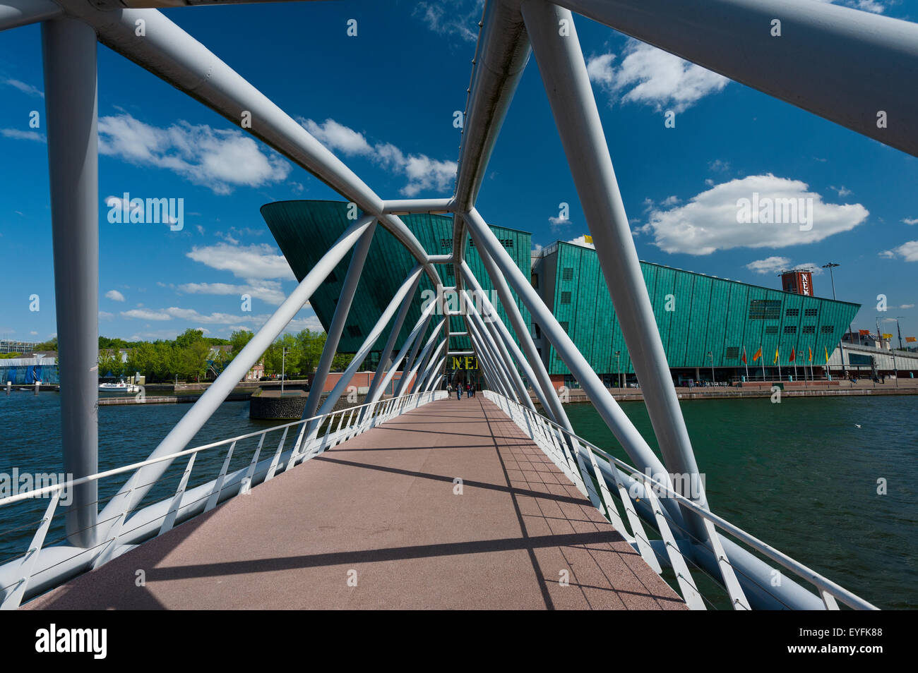 Pont vers le centre des sciences Nemo ; Amsterdam, Holland Banque D'Images