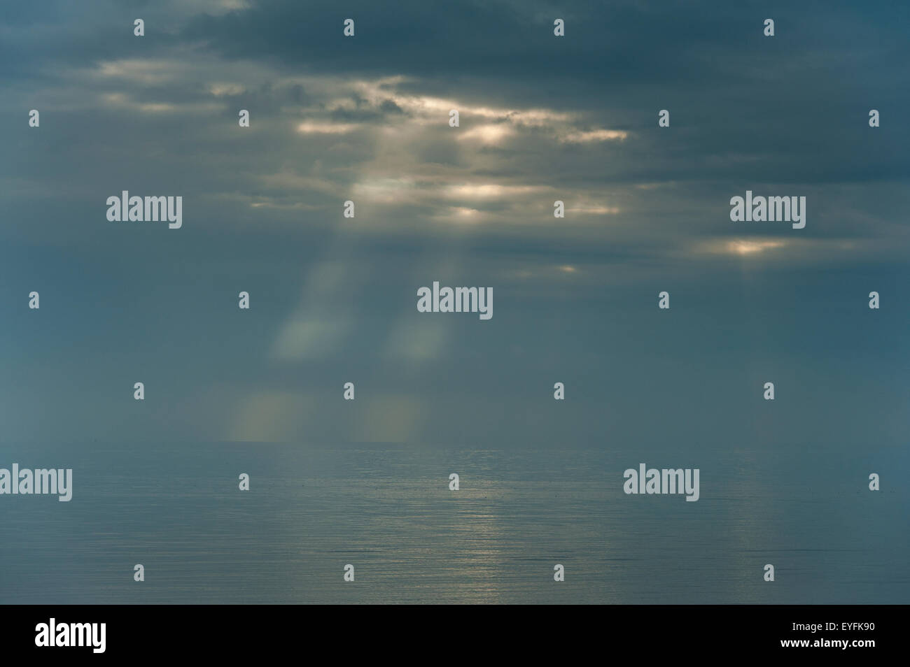 Surplombant la mer depuis de Camber par jour nuageux avec des rayons de soleil, East Sussex, Angleterre Banque D'Images