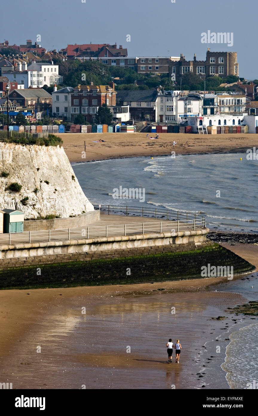 Un couple de coureurs le long de Louisa Bay avec Viking Bay dans la distance, Broadstairs, Kent, Angleterre Banque D'Images