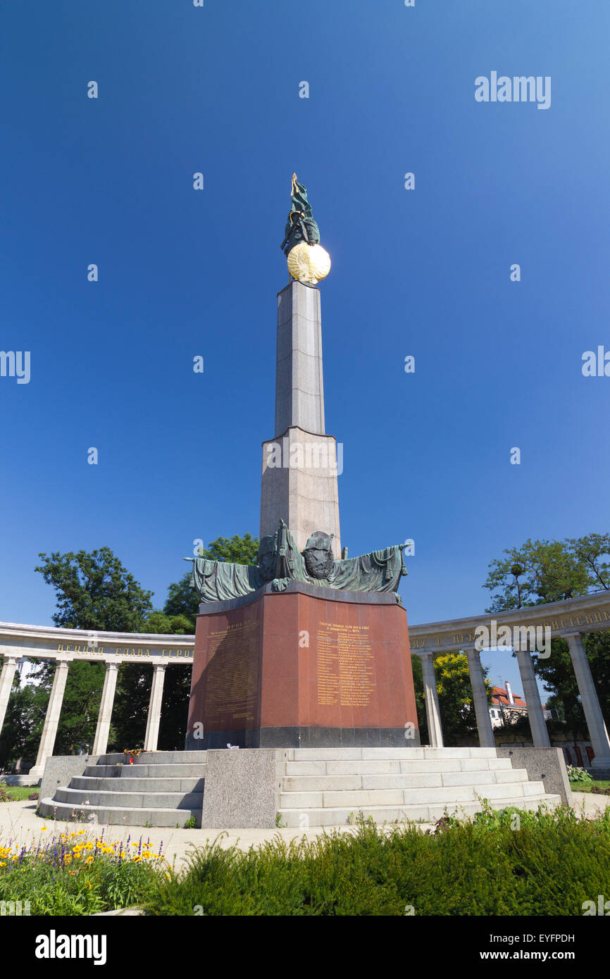 Vienne, Monument de l'Armée Rouge près de fontaine (Hochstrahl Hochstrahlbrunnen) à Schwarzenberg Schwarzenbergplatz (carré) Banque D'Images