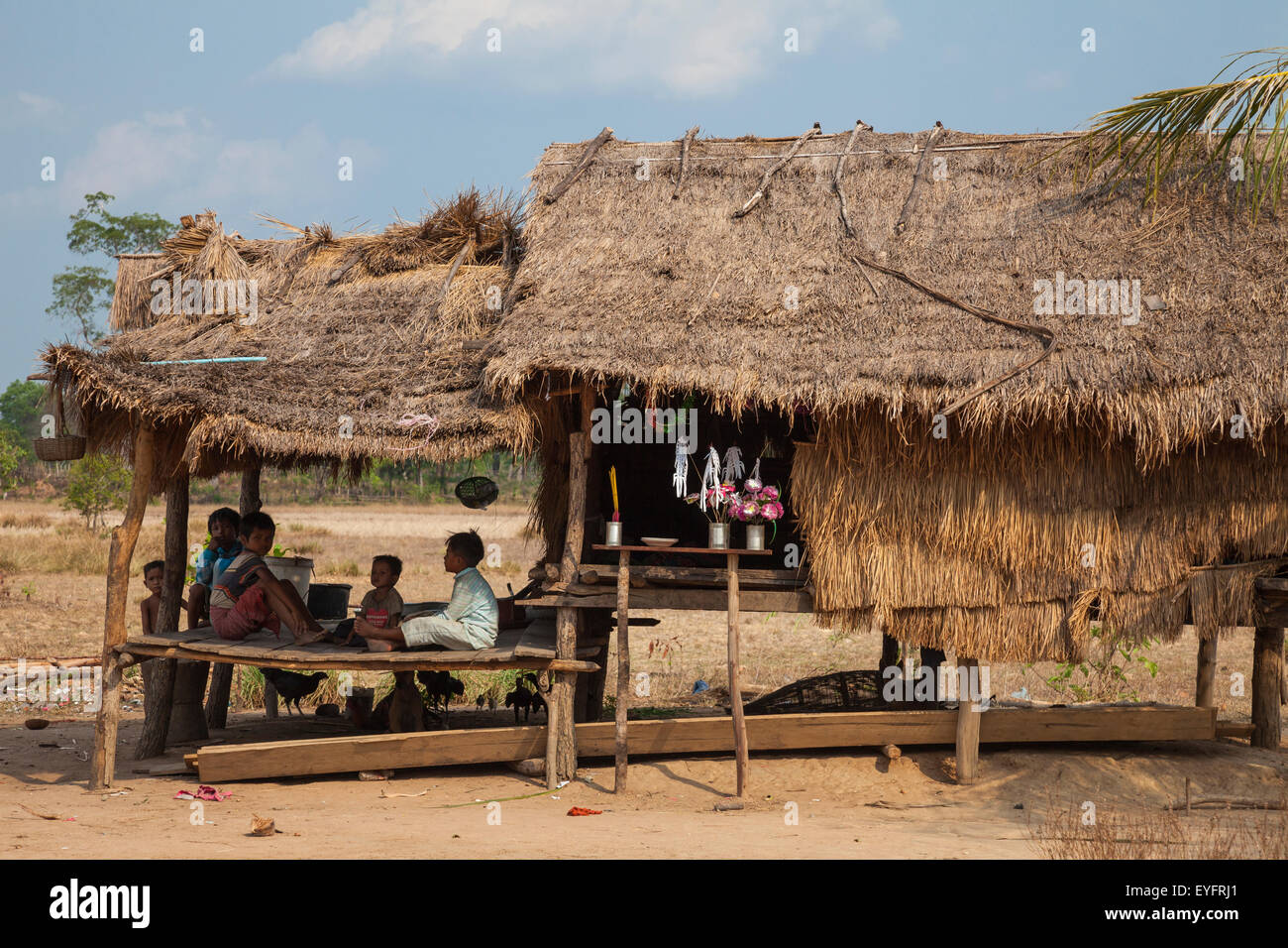 Les enfants et cabane de Nouvel An khmer - Siem Reap, Cambodge Banque D'Images