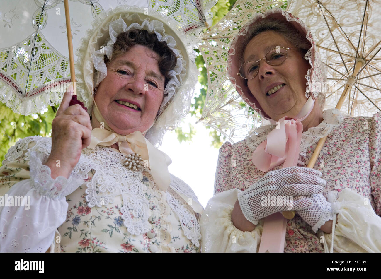 Les femmes en tant que personnages costumés dans la visite guidée du village, Broadstairs, Kent, Angleterre Banque D'Images