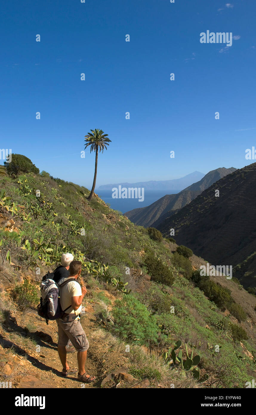 Espagne, Canaries, randonnées touristiques sur près de Vallehermoso sentiers avec île de Tenerife en arrière-plan ; île de La Gomera Banque D'Images