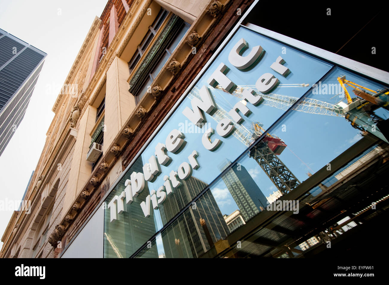 Site Wtc reflétée dans le verre de leur centre d'accueil, Manhattan, New York, USA Banque D'Images
