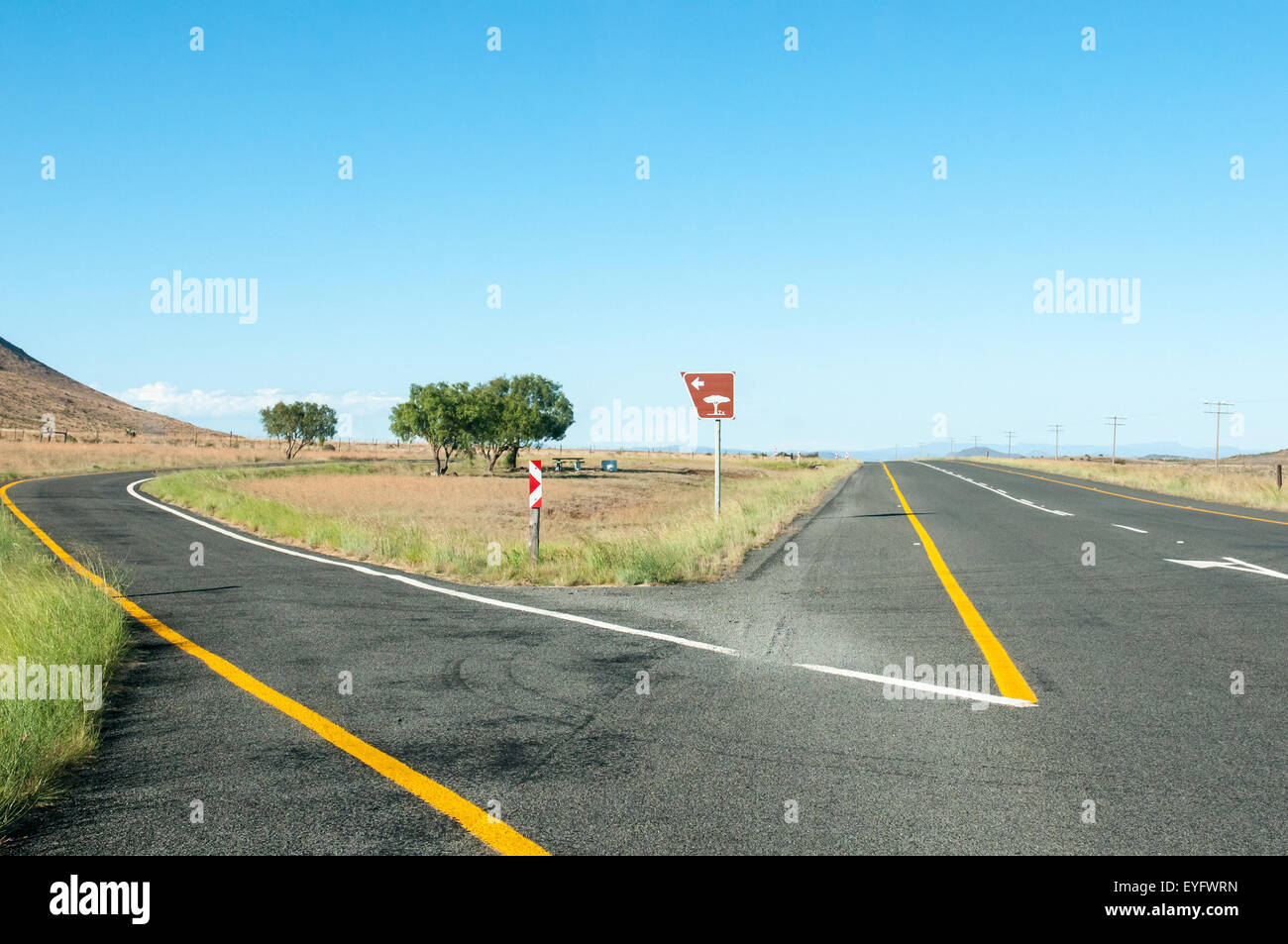 Lieu de repos ombragé à côté de la route principale N9 entre Graaff Reinet et Middelburg dans la province d'Eastern Cape d'Afrique du Sud Banque D'Images