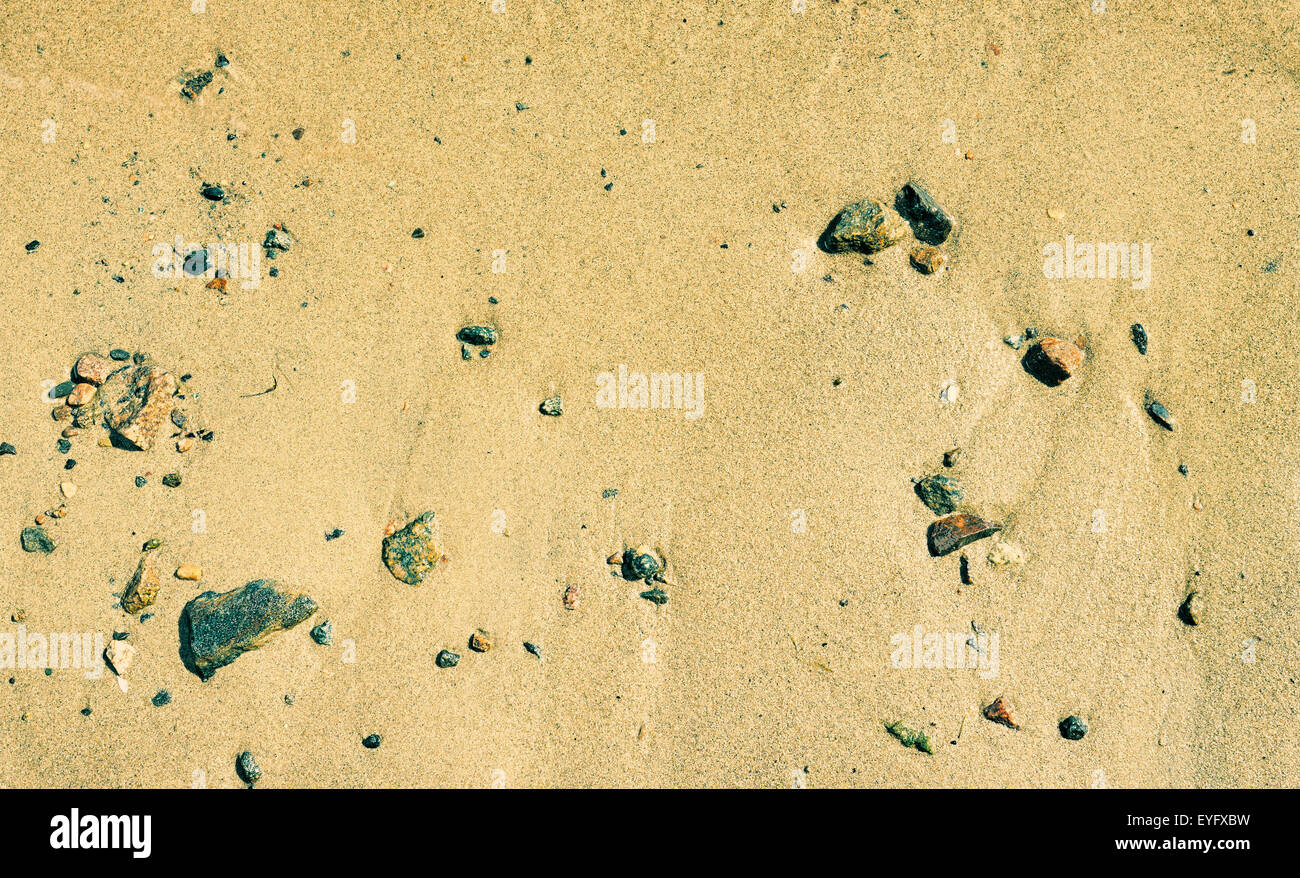 Close-up, plage de sable et de pierres, l'onde calme - image de fond Banque D'Images