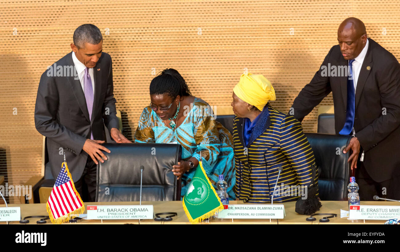 Addis Abeba, Ethiopie. 28 juillet, 2015. Le président Obama et le Dr Dlamini Zuma, prendre leurs sièges désignés à la Nelson Mandela salle du Centre de Conférence de l'UA, le 28 juillet 2015, à Addis-Abeba, Ethiopie. Crédit : Dereje Belachew/Alamy Live News Banque D'Images