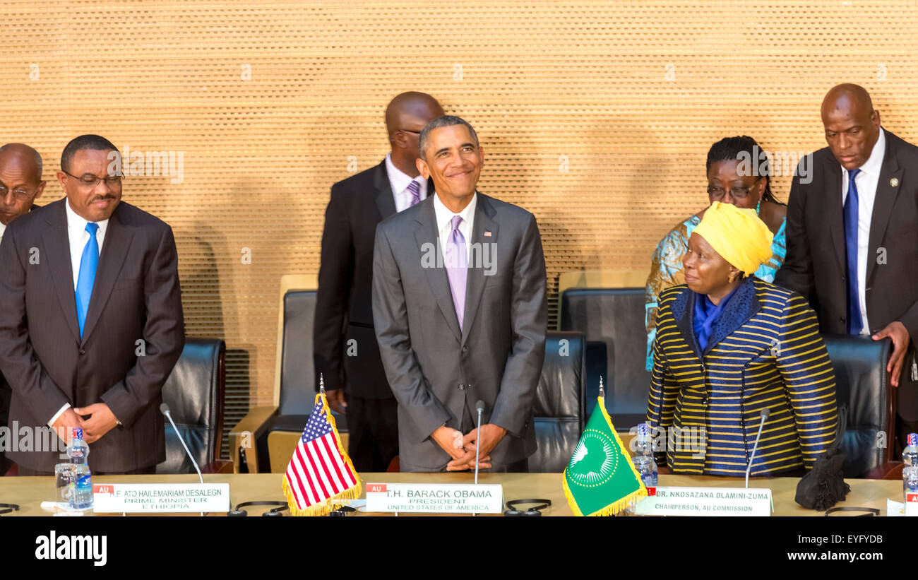 Addis Abeba, Ethiopie. 28 juillet, 2015. Le président Obama, le premier ministre Hailemariam Desalegn, et le Dr Dlamini Zuma, prendre leurs sièges désignés à la Nelson Mandela salle du Centre de Conférence de l'UA, le 28 juillet 2015, à Addis-Abeba, Ethiopie. Crédit : Dereje Belachew/Alamy Live News Banque D'Images