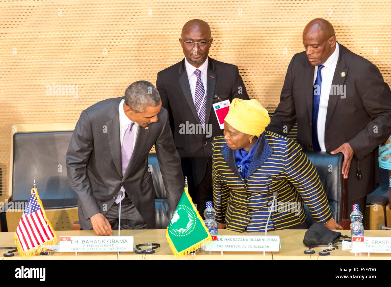 Addis Abeba, Ethiopie. 28 juillet, 2015. Le président Obama et le Dr Dlamini Zuma, prendre leurs sièges désignés à la Nelson Mandela salle du Centre de Conférence de l'UA, le 28 juillet 2015, à Addis-Abeba, Ethiopie. Crédit : Dereje Belachew/Alamy Live News Banque D'Images