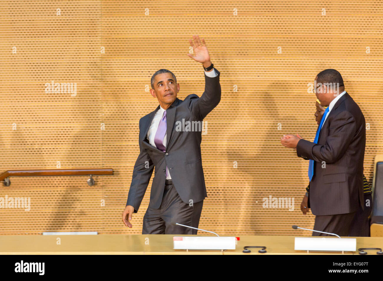 Addis Abeba, Ethiopie. 28 juillet, 2015. Le président Obama salue la foule enthousiaste participant à son discours, le 28 juillet 2015, à la Nelson Mandela salle du Centre de Conférence de l'UA à Addis-Abeba, Ethiopie. Crédit : Dereje Belachew/Alamy Live News Banque D'Images