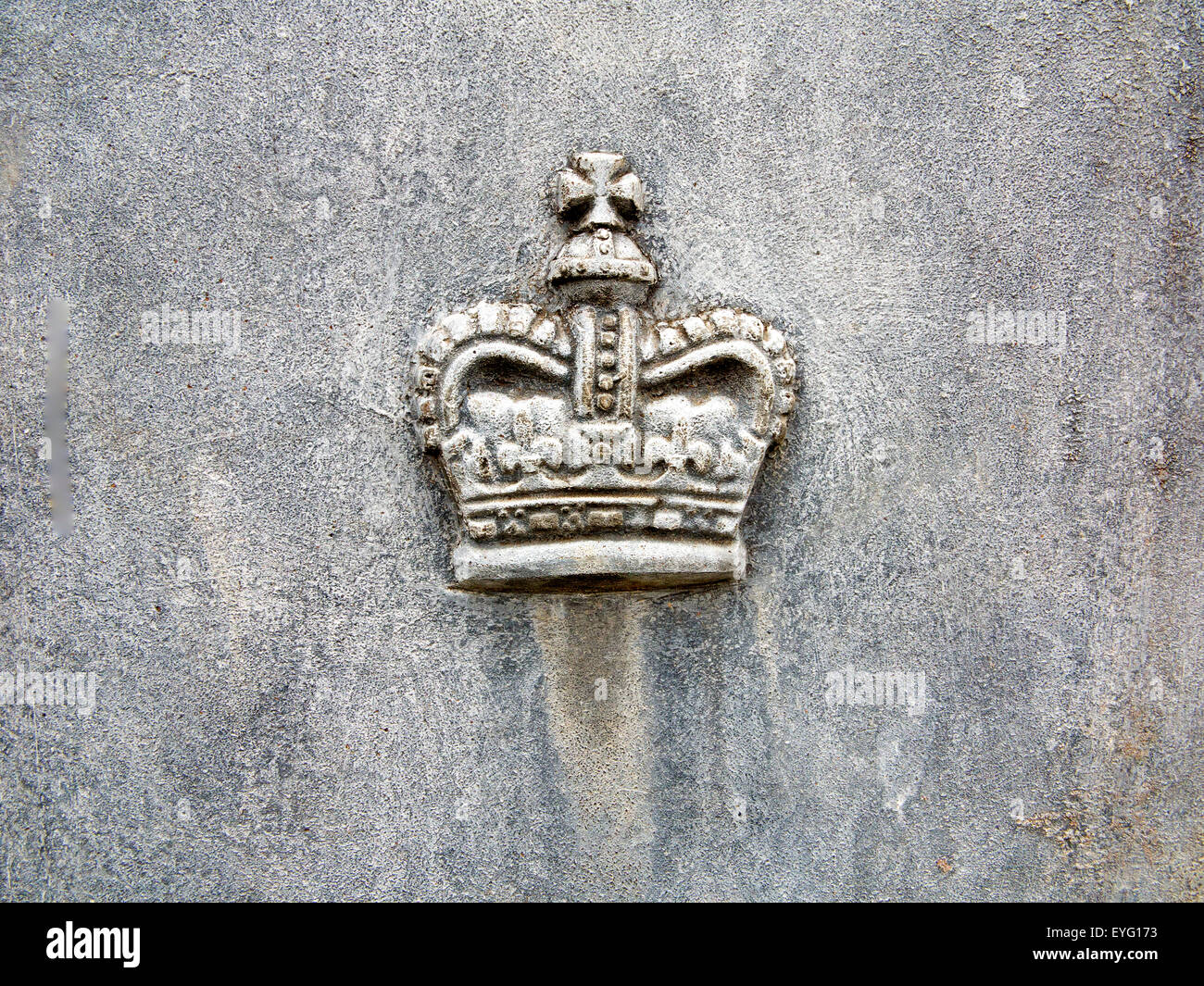Une Couronne Royale en fonte motif en plomb sur le côté d'un semoir de plomb Banque D'Images