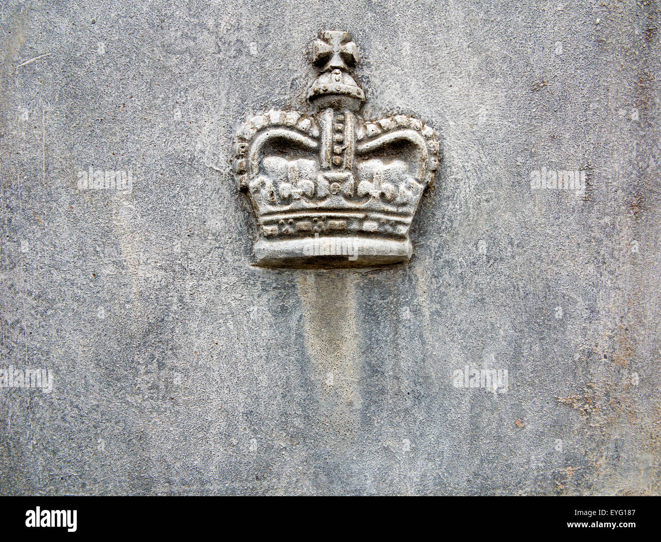 Une Couronne Royale en fonte motif en plomb sur le côté d'un semoir de plomb Banque D'Images