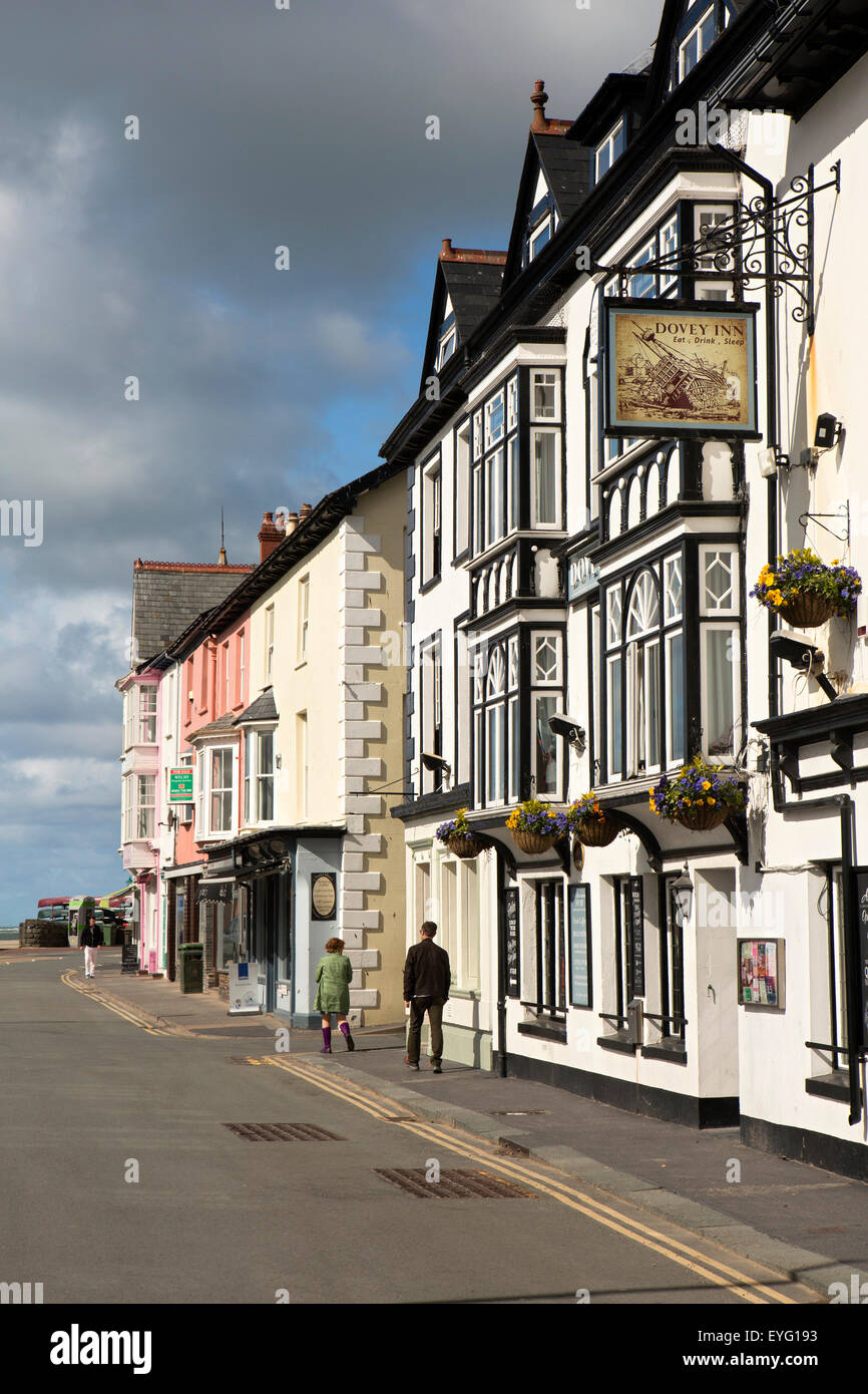 Royaume-uni, Pays de Galles, Gwynedd, Aberdovey, terrasse vue mer, Dovey Inn, Cerveaux Brewery pub front Banque D'Images