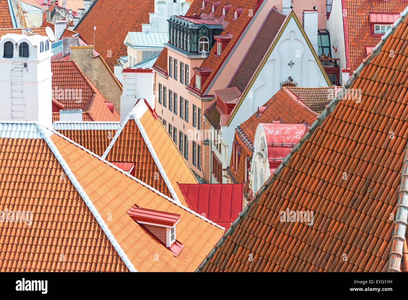Les toits rouges de la vieille ville. Banque D'Images