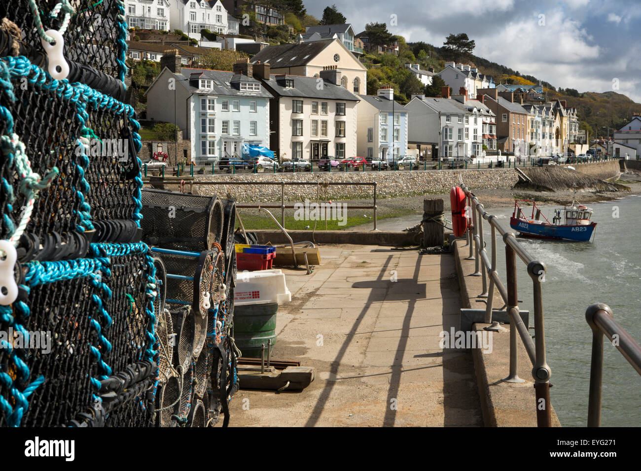 Royaume-uni, Pays de Galles, Gwynedd, Aberdovey, port, des casiers à homard empilés sur quayside Banque D'Images