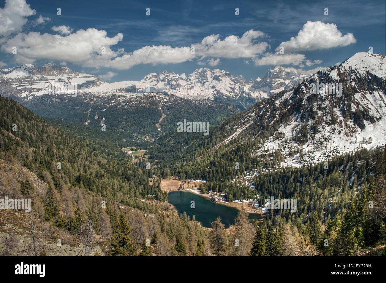 Italie Alpes Trentin Central Parc naturel Adamello-Brenta Lac Nambino Madonna di Campiglio ValleyMt. Pancugolo bg. : snow-capped Banque D'Images