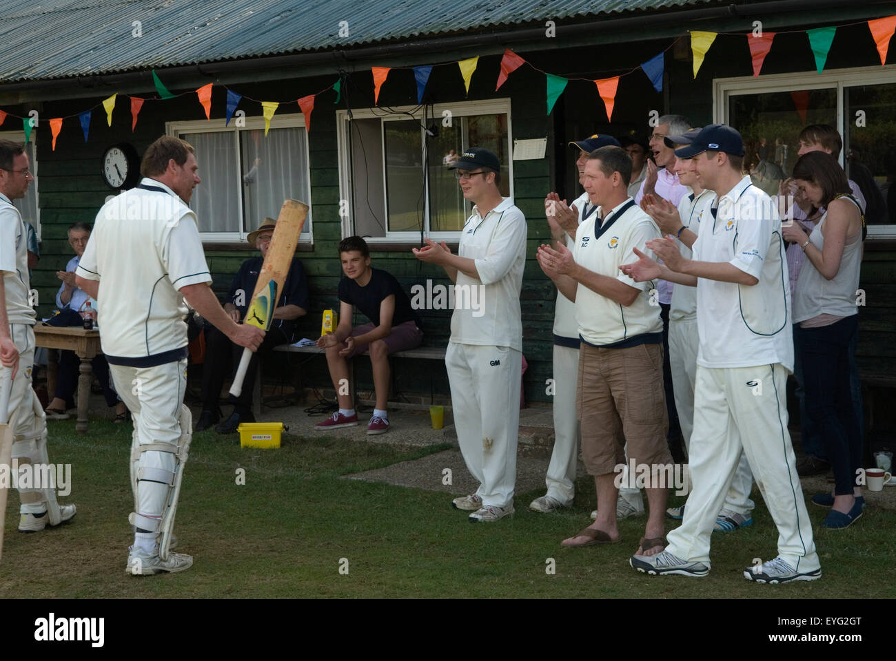 Cricket du village, deux équipes, batteur applaudi, pendant la pause déjeuner dans le pavillon du cricket du village. Reconnaître les efforts des autres et faire preuve de camaraderie. Un geste qui maintient l’esprit de fair-play et de respect mutuel. Village Life Sussex Angleterre 2015 Royaume-Uni 2000s HOMER SYKES Banque D'Images