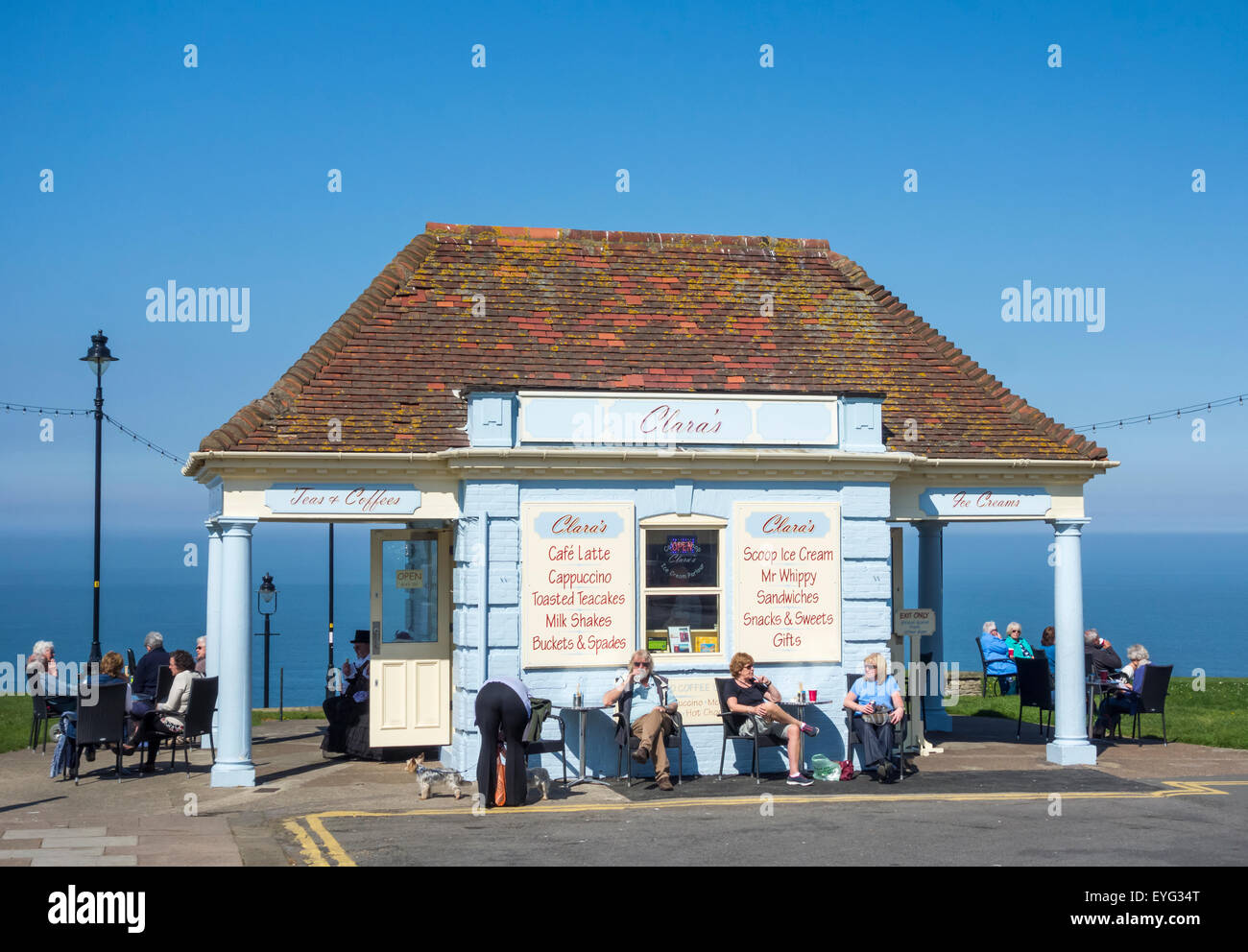 Clara's Cafe sur West Cliff, Whitby, North Yorkshire, Angleterre. UK Banque D'Images