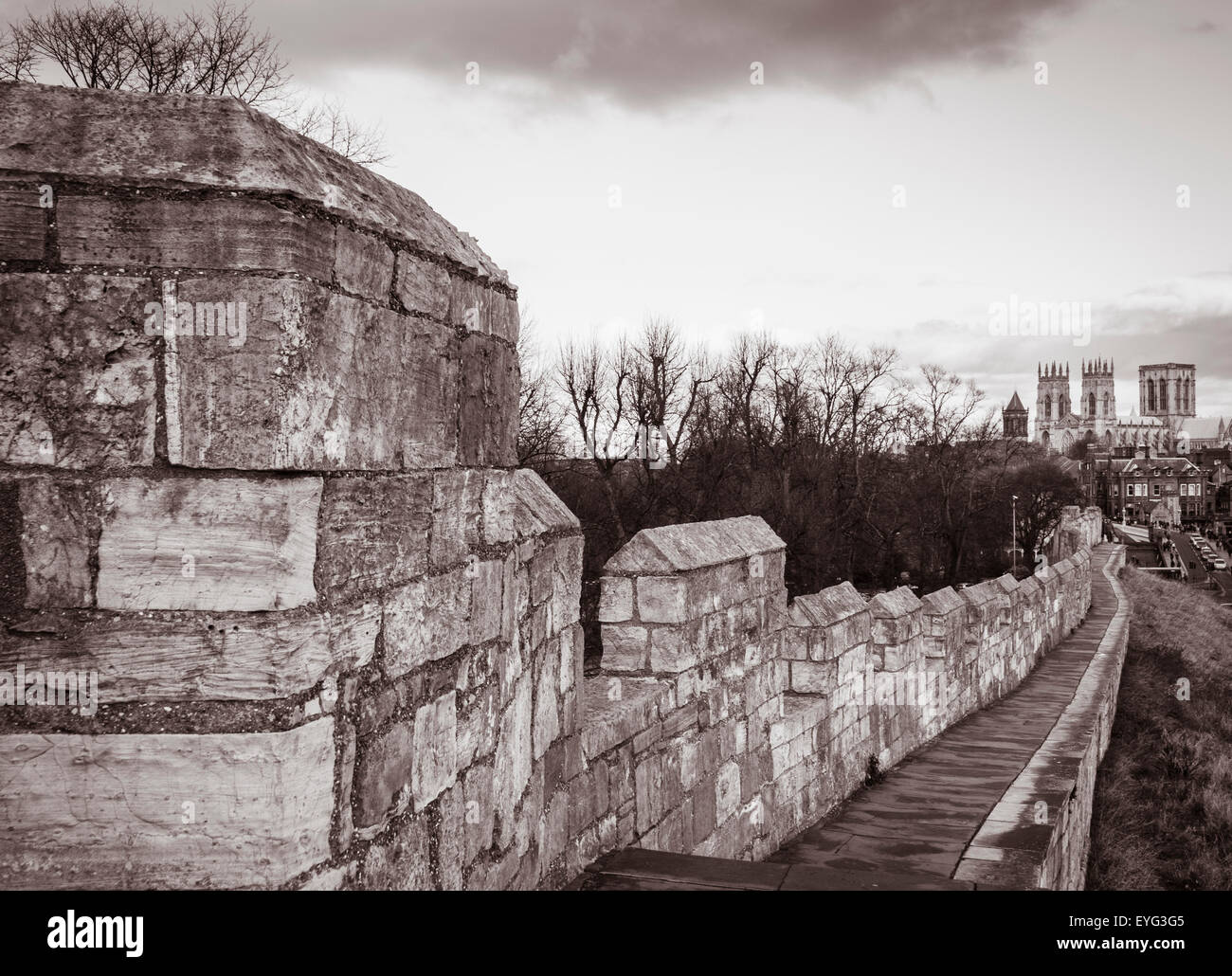Mur de la ville de New York avec York Minster à distance. York, Yorkshire, Angleterre, Royaume-Uni. Banque D'Images