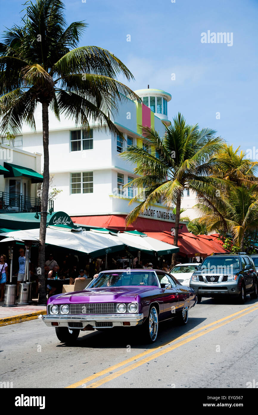 USA., Florida, Miami, Ocean Drive;South Beach, lumineux de couleur pourpre 70 muscle car Chevrolet, tous américains Banque D'Images