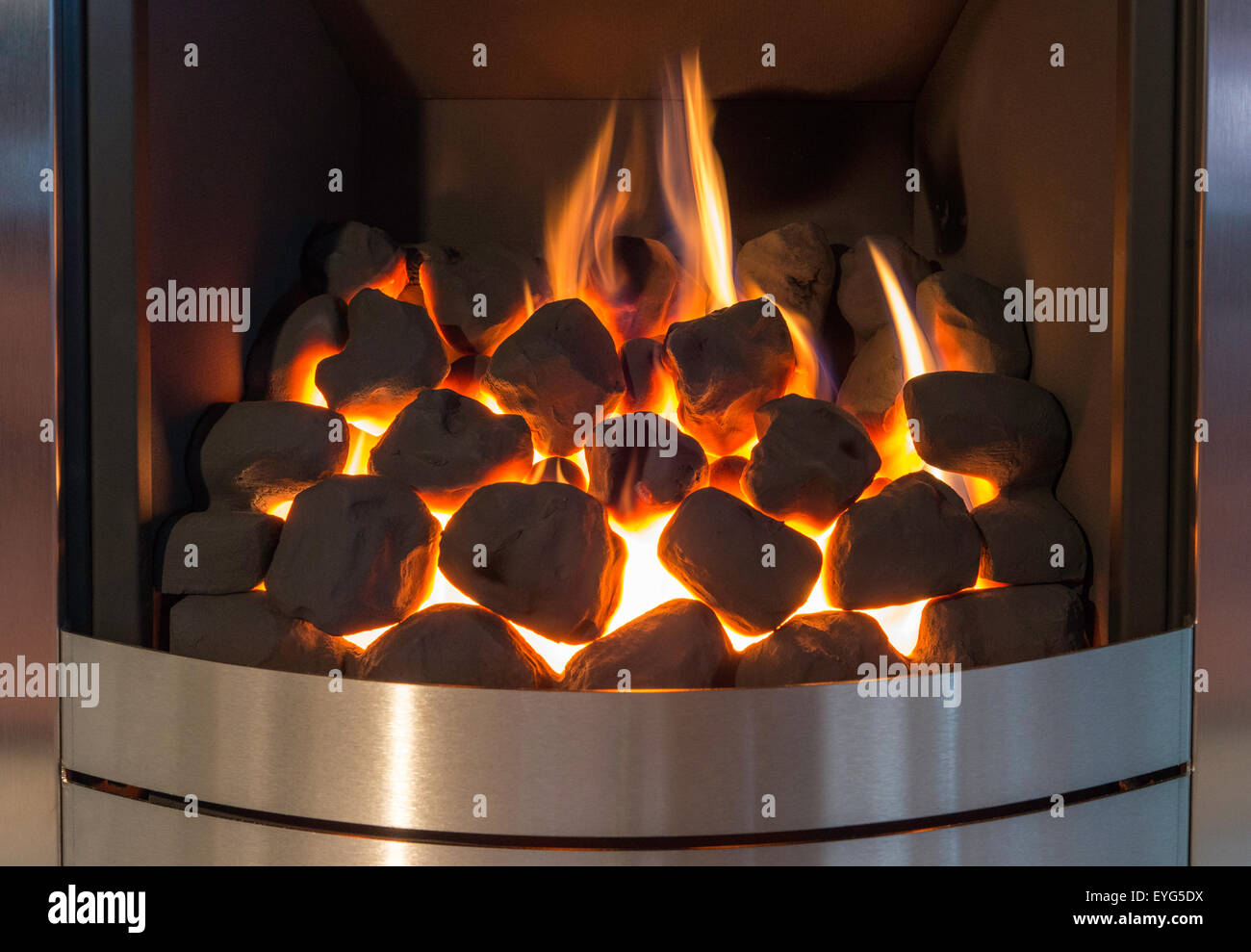 Le GPL (GAZ DE PÉTROLE LIQUIDE)FEU DE GAZ avec charbons artificiels et de l'acier inoxydable en surround Angleterre UK Banque D'Images