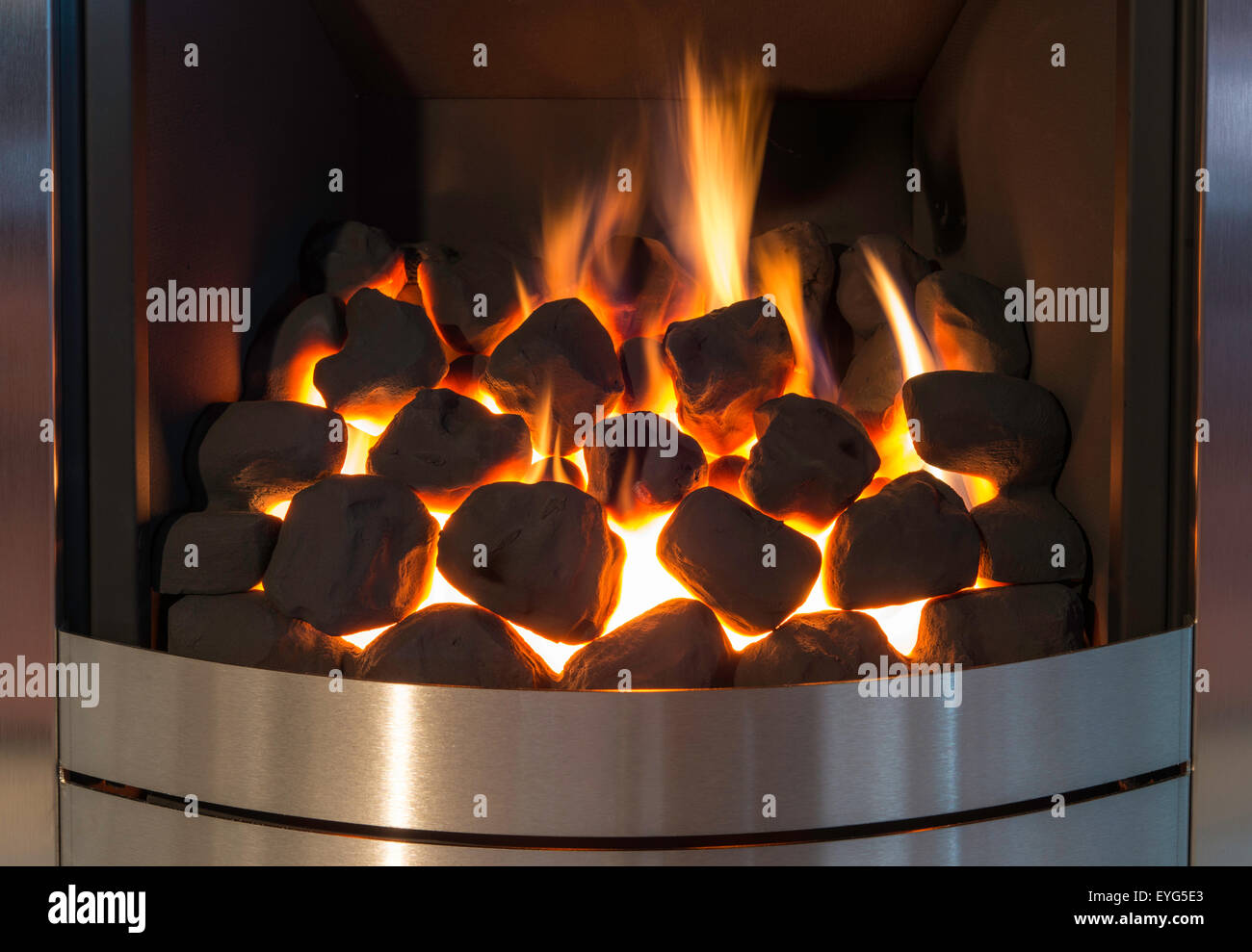 Le GPL (GAZ DE PÉTROLE LIQUIDE)FEU DE GAZ avec charbons artificiels et de l'acier inoxydable en surround Angleterre UK Banque D'Images
