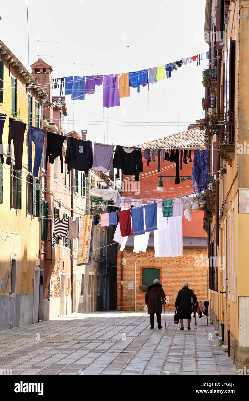 Linge accroché à la corde à linge sous un poster d'école ciel bleu lattes  plates