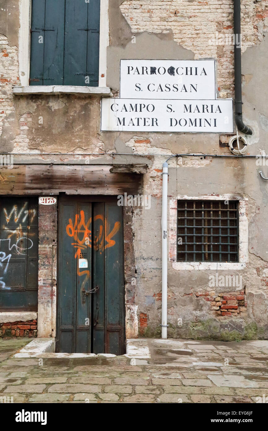 Controverse : nouvelle orthographe orthographe italienne des plaques de rue de Venise a été corrigé par les Vénitiens en dialecte vénitien. Banque D'Images