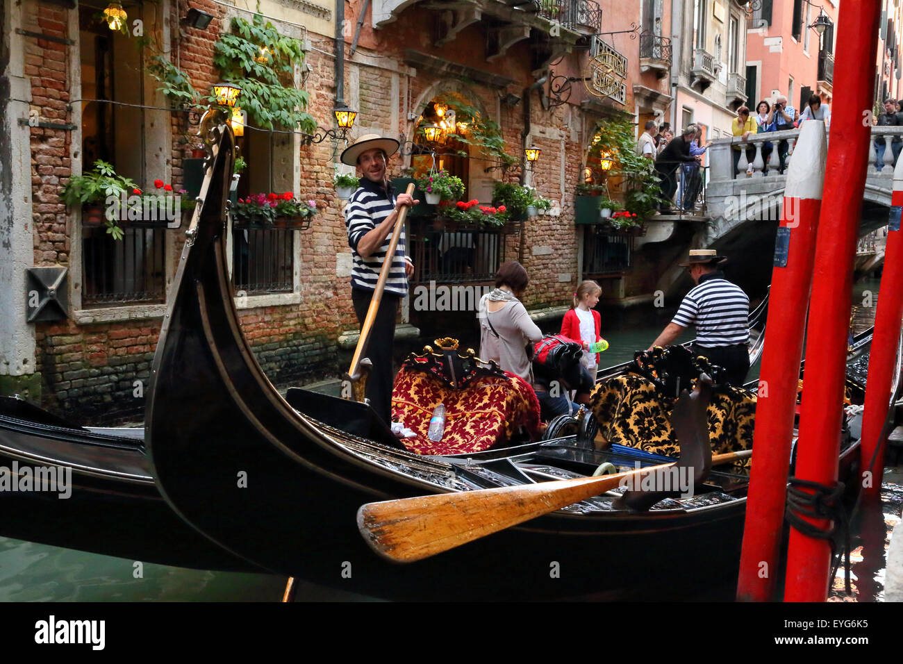 Famille en gondole, Venise, Italie Banque D'Images