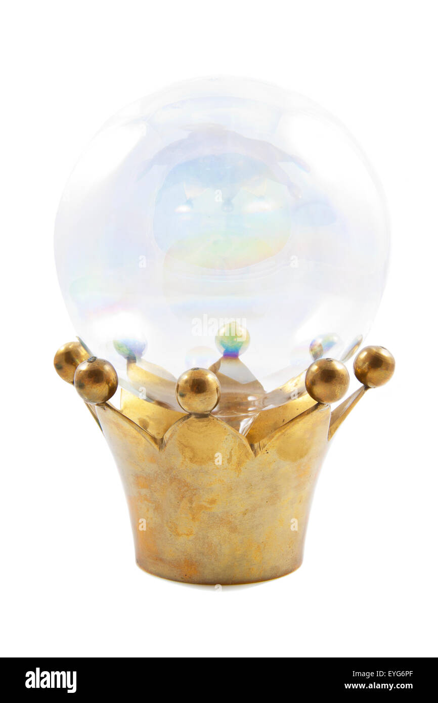 Couronne d'or avec crystal magic ball over white Banque D'Images