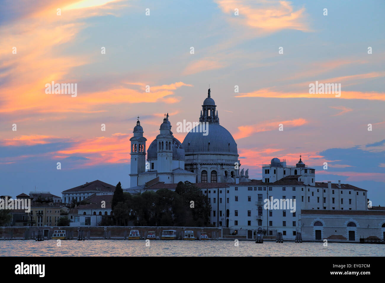 Le coucher du soleil. Venise Italie. Basilica di Santa Maria della Salute Banque D'Images