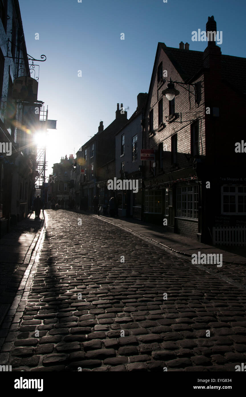 Après-midi, lumière brillant sur un pavé street à Whitby, North Yorkshire Angleterre UK Banque D'Images