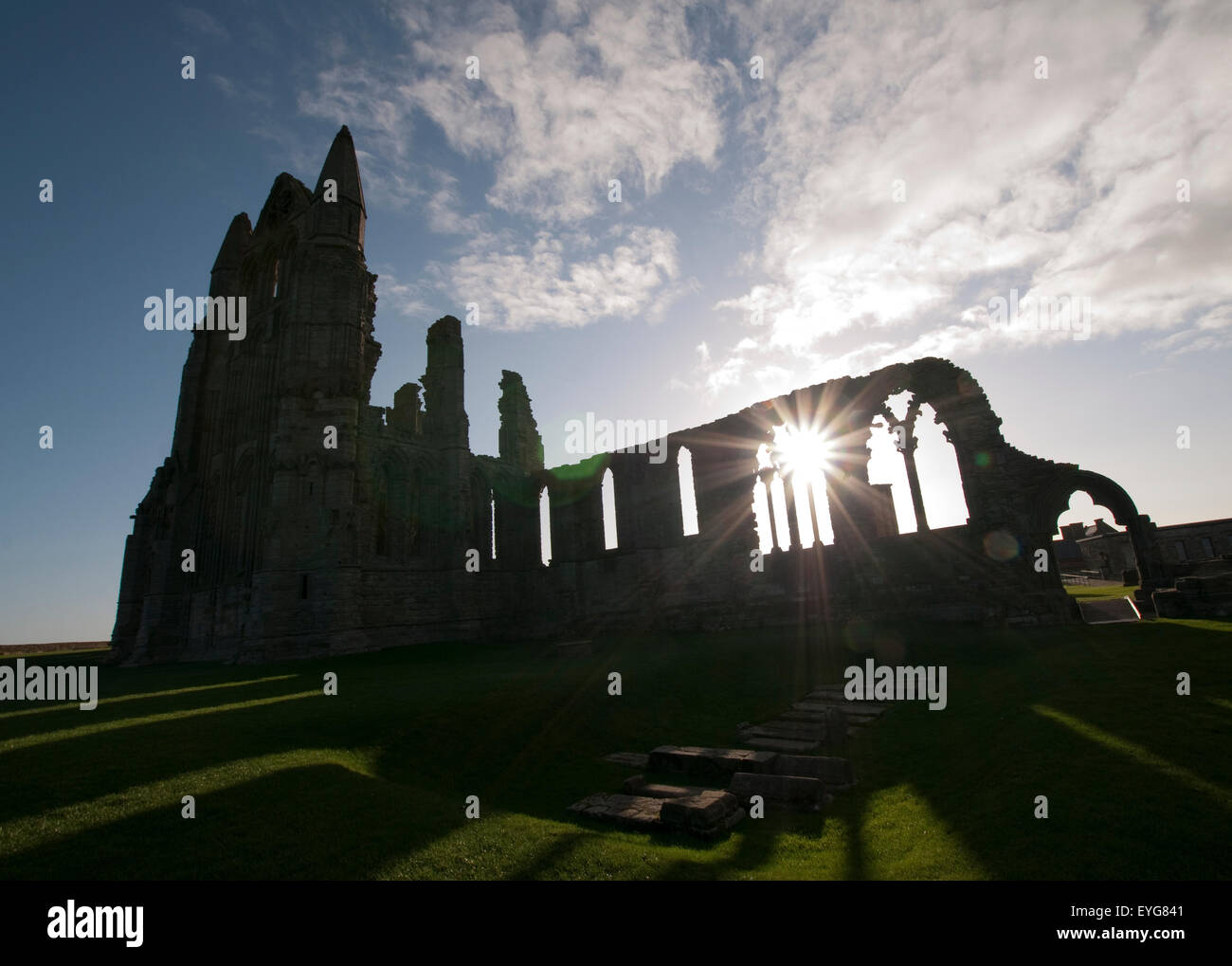 Au début de l'hiver matin la lumière et les ombres dans les ruines de l'abbaye de Whitby, North Yorkshire Angleterre UK Banque D'Images
