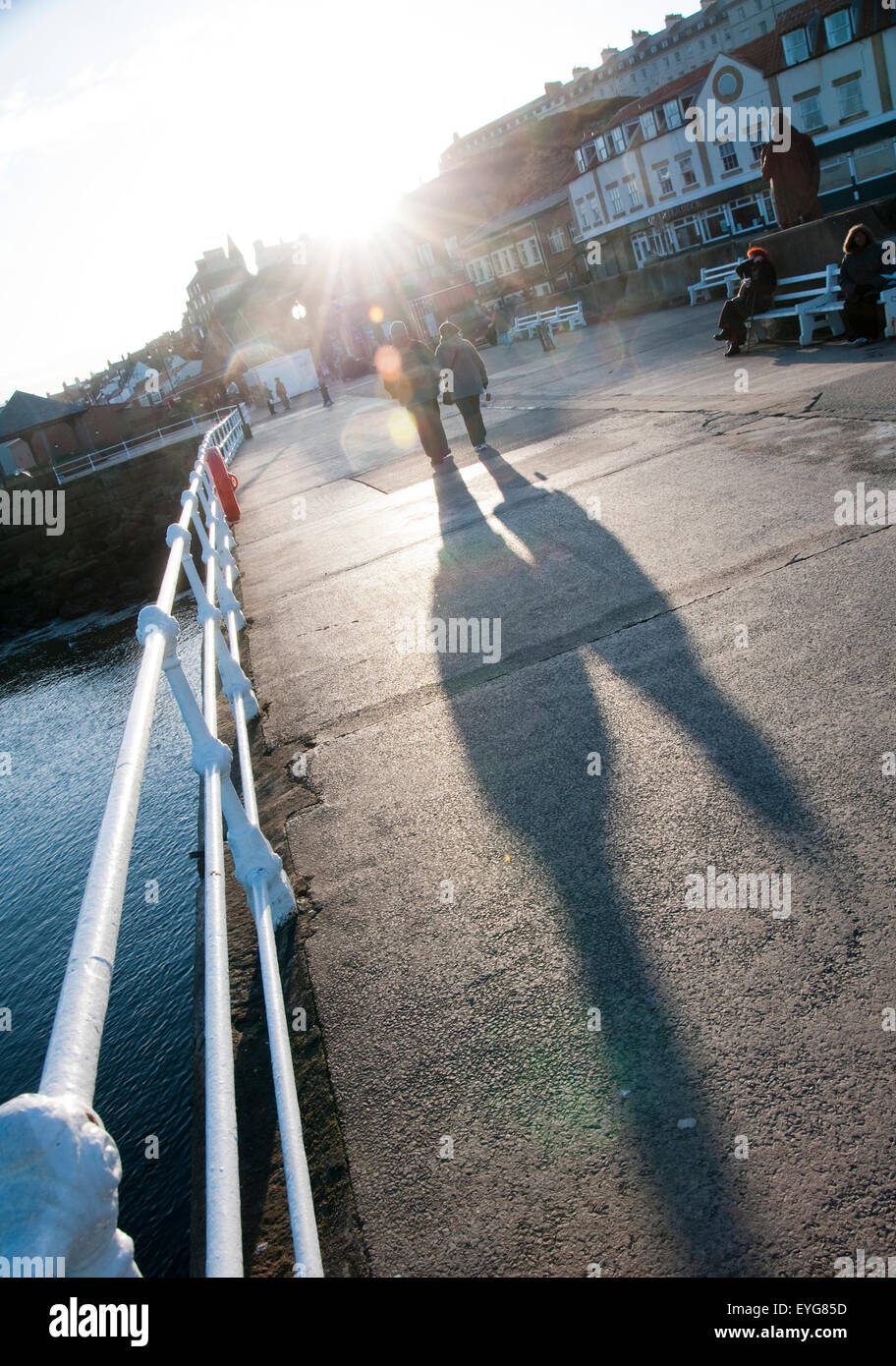 La lumière et les ombres de l'après-midi sur la jetée de Whitby, North Yorkshire Angleterre UK Banque D'Images