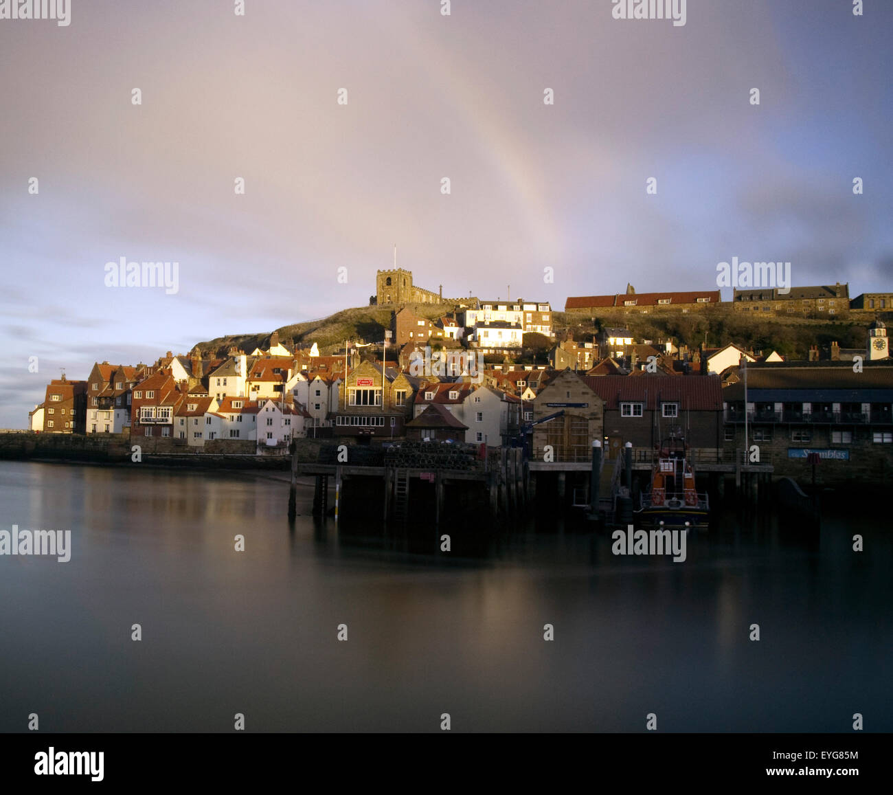 Le Crépuscule à Whitby Harbour, North Yorkshire Angleterre UK Banque D'Images