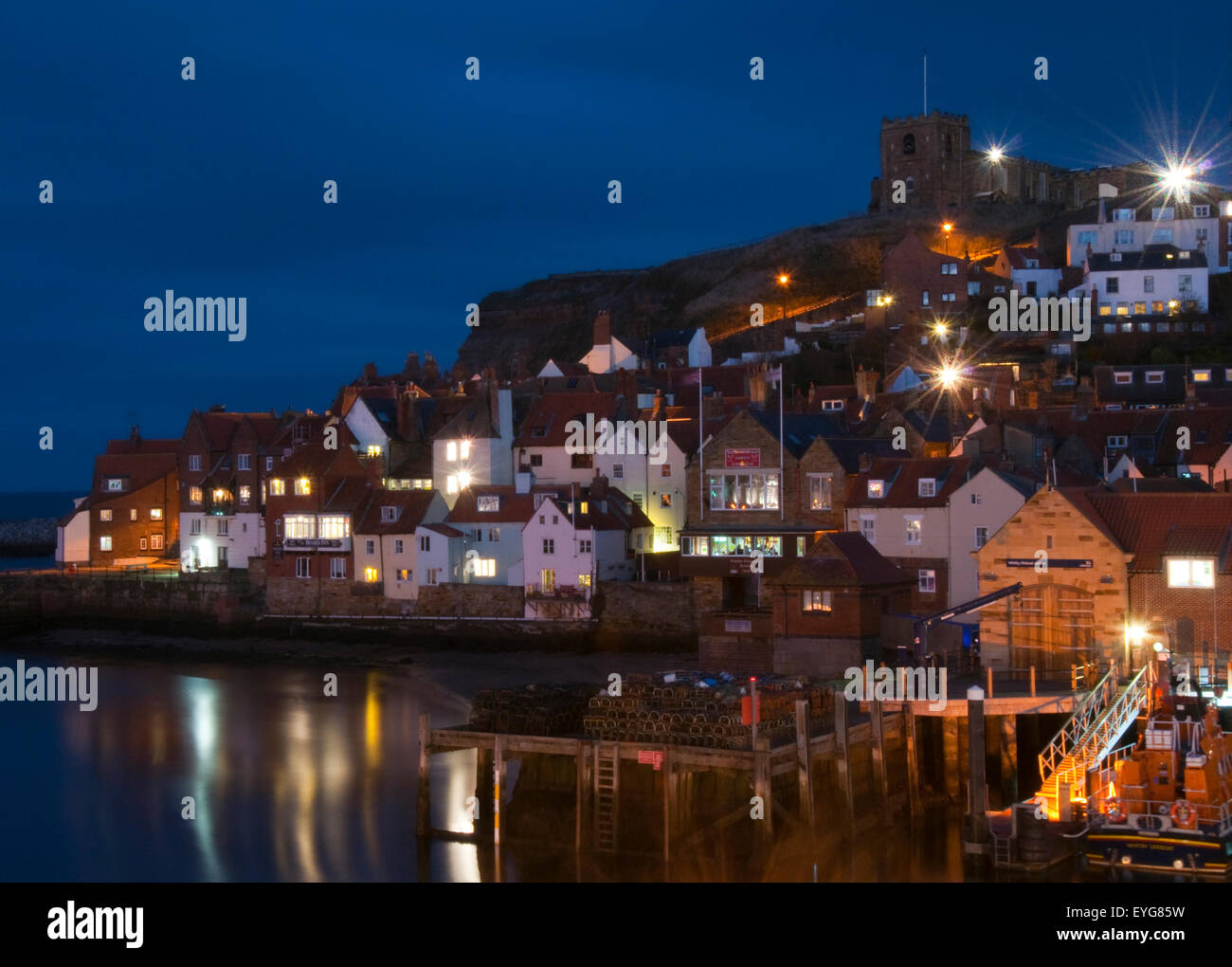 Heure de nuit en bleu dans le port de Whitby, North Yorkshire Angleterre UK Banque D'Images