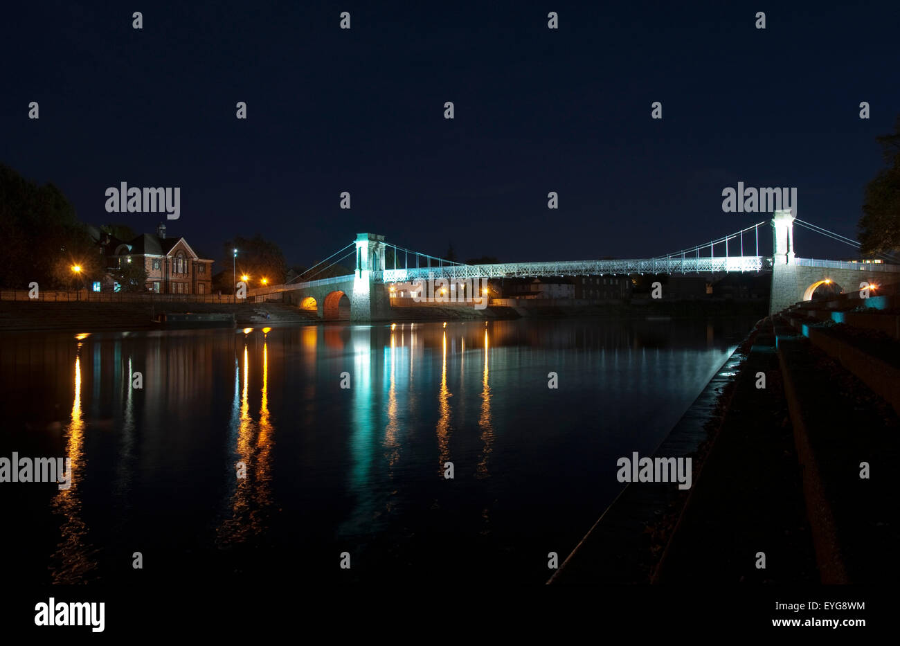 L'obscurité sur la rivière Trent à Wilford Suspension Bridge, Angleterre Nottingham UK Banque D'Images