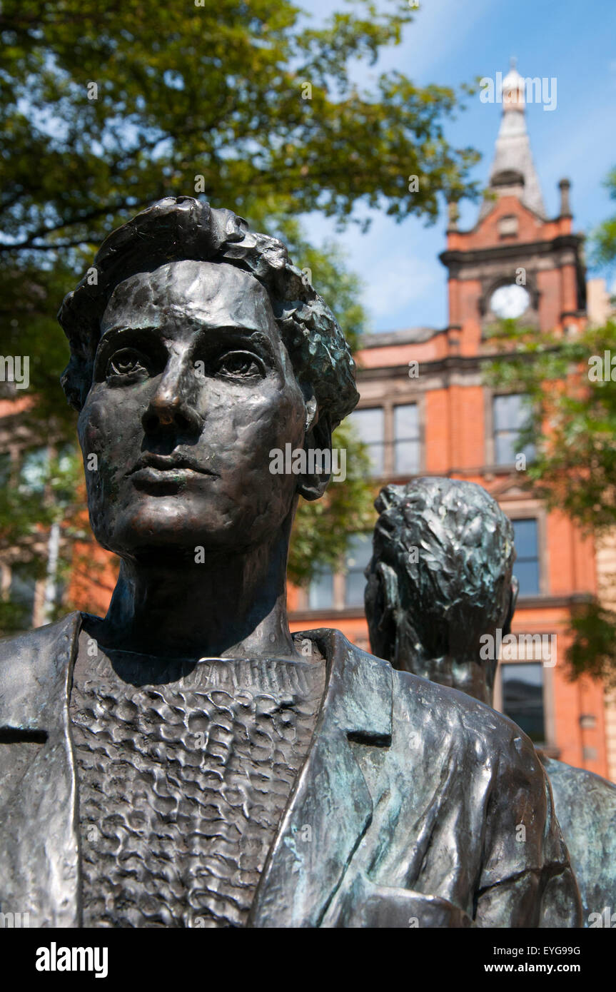 Shoppers par Richard Perry, une sculpture en bronze sur Chapelle Bar à Nottingham, Nottinghamshire England UK Banque D'Images