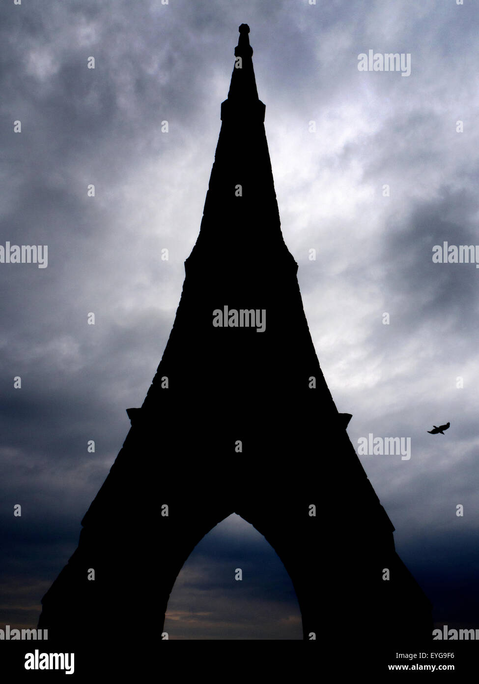 Silhouette de la spire au cimetière de l'Amble contre un ciel noir déambulent par la mer Angleterre Northumberland Banque D'Images Silhouette de la spire au cimetière de l'Amble contre un ciel noir déambulent par la mer Angleterre Northumberland Banque D'Images