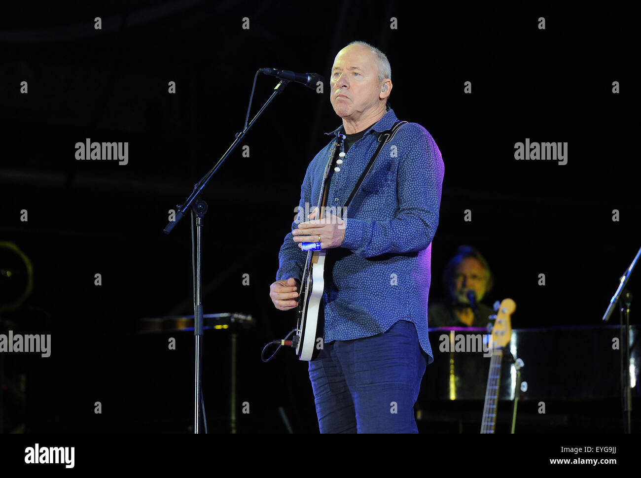 Oeiras, Portugal. 28 juillet, 2015. Mark Knopfler au cours de sa performance sur le quatrième jour de CoolJazz Festival TED ce soir au Stade Municipal de Oeiras. Mark Knopfler (Alvaro Isidoro / Global Images) Credit : Atlantico Press/Alamy Live News Banque D'Images