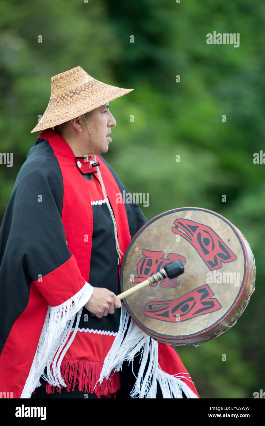 La Première Nation d'hommes Gitmaxmak'ay Nisga'a Dancer, battant un tambour à main. Street Parade à Prince Rupert's Seafest Banque D'Images