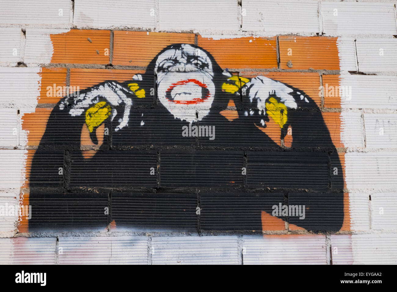 Exemple de street art urbain graffiti - image d'un chimpanzé à l'aide de pulvérisation de peinture Banque D'Images