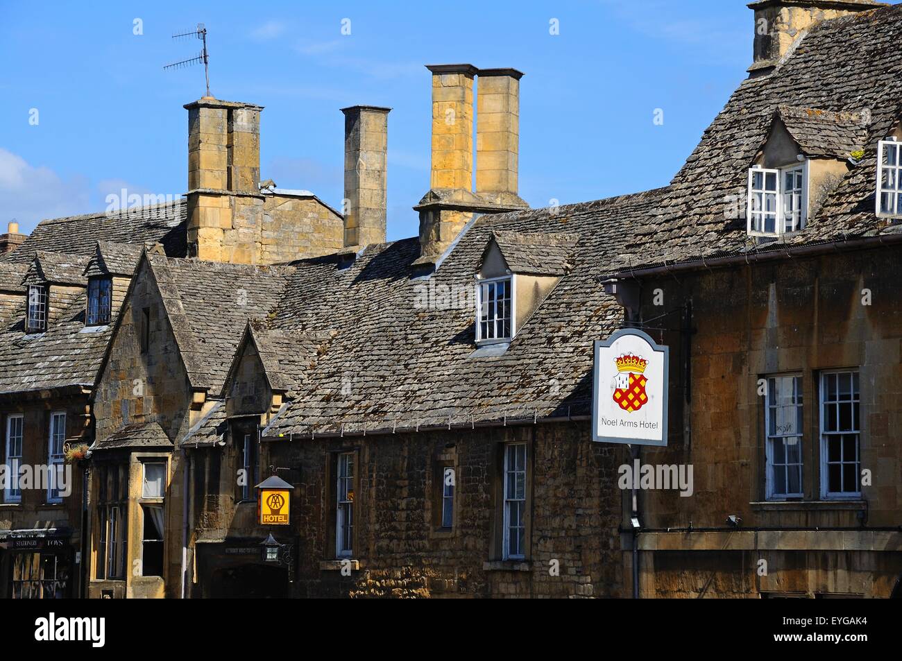 Hôtels le long de High Street, Chipping Campden, les Cotswolds, Gloucestershire, Angleterre, Royaume-Uni, Europe de l'Ouest. Banque D'Images