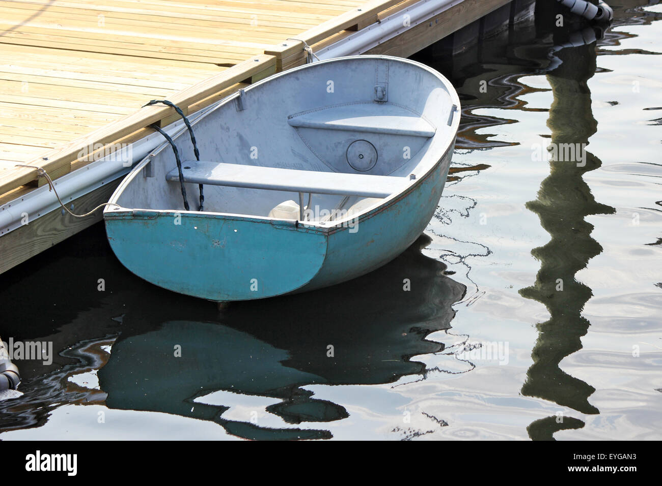 Un petit bateau bleu attaché à un quai à Perkins Cove, Ogunquit, Maine Banque D'Images